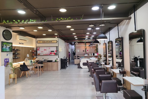 Naturals Saloon